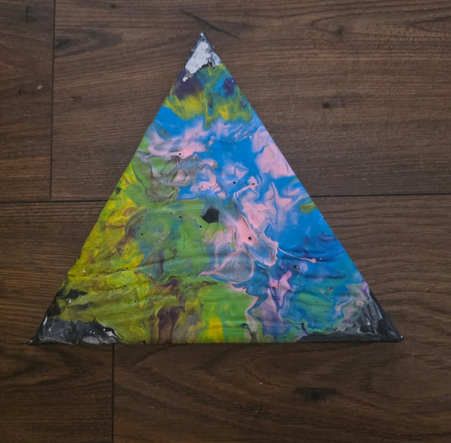 GedankenGuss - Holzskulpturen und abstrakten Kunstwerken -  Farbenfrohen abstraktes Kunstwerk